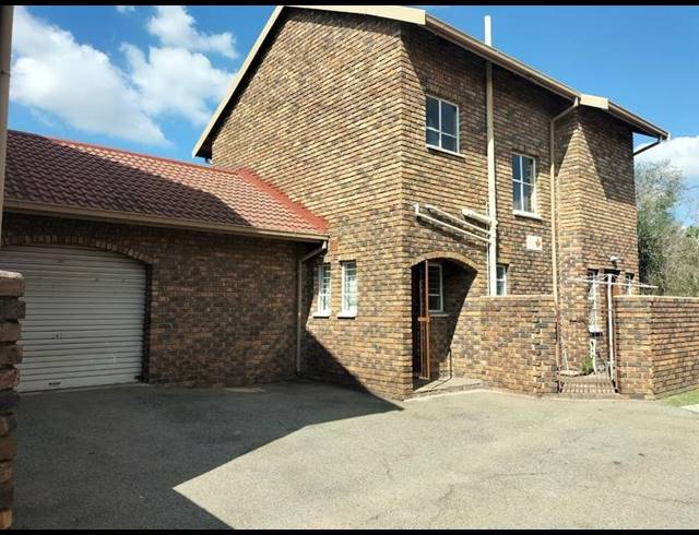 4 BEDROOM TOWNHOUSE FOR SALE IN BIRCHLEIGH NORTH